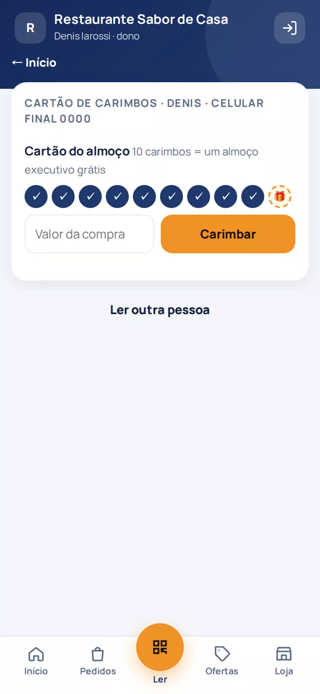 Lojista carimbando o cartão